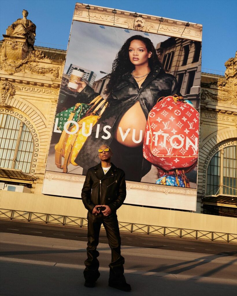 poster advertising Louis Vuitton in paper magazine from 2010 year,  advertisement, creative LV Louis Vuitton advert from 2010s Stock Photo -  Alamy