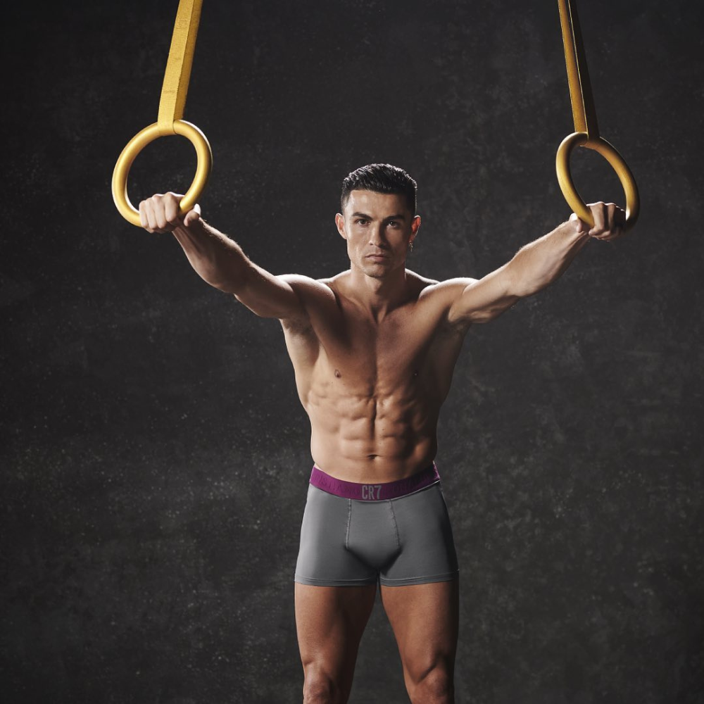 Cristiano Ronaldo’s thirsty shirtless workout is surprisingly doable