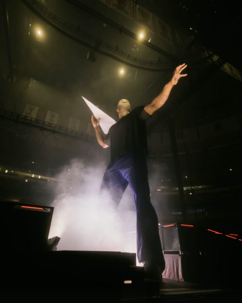 virgilabloh statue at #drake concert throws kite and #drake