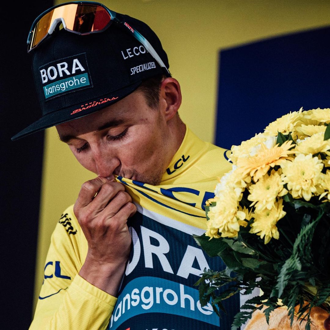 Aussie Jai Hindley claims the yellow jersey at the Tour De France