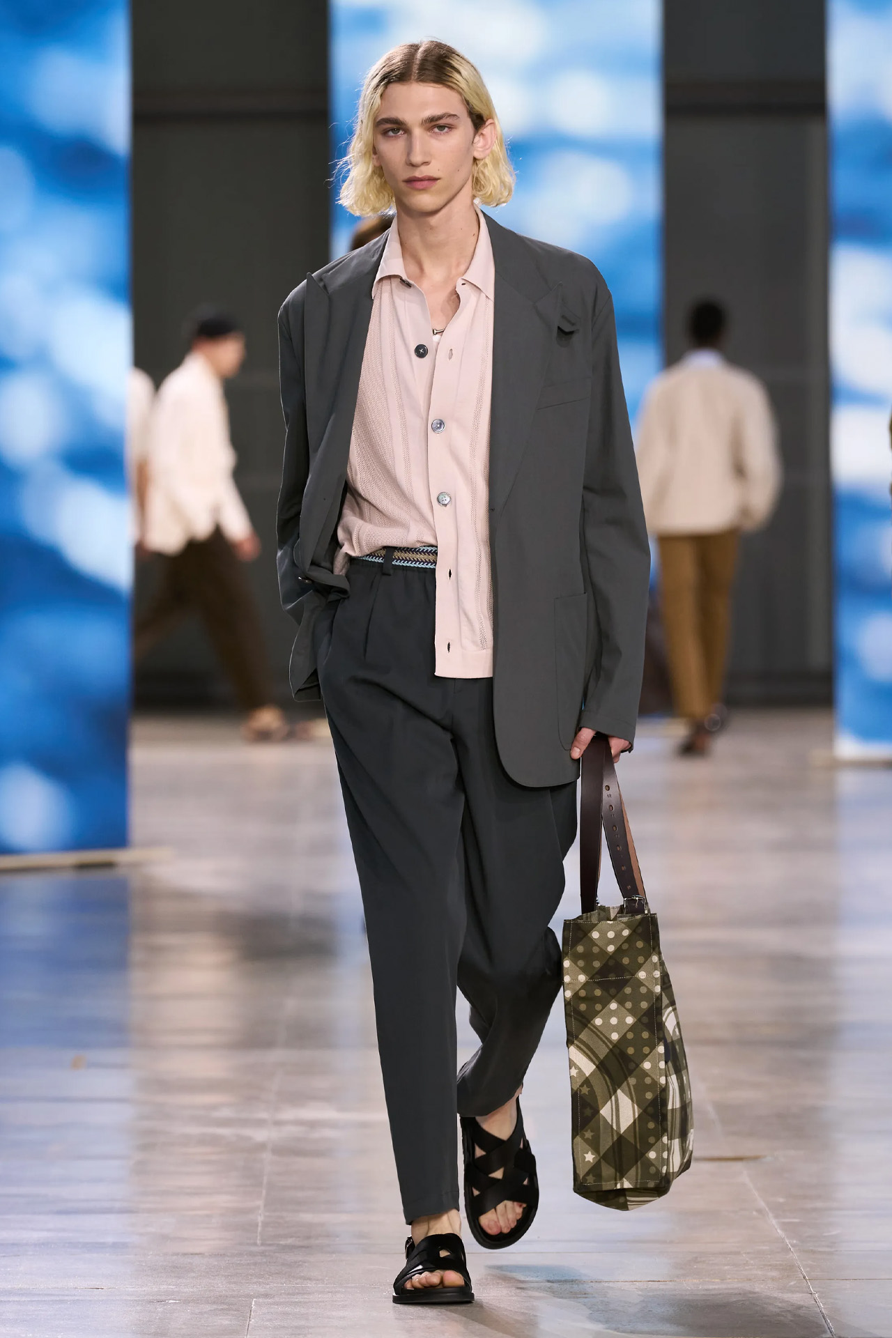  Foto zu Menswear Spring 2025: Esquire Reviews The Collections 