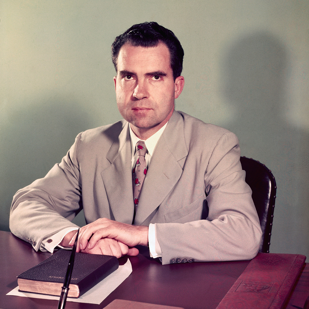 Is a politician’s neat and tidy desk a red flag?