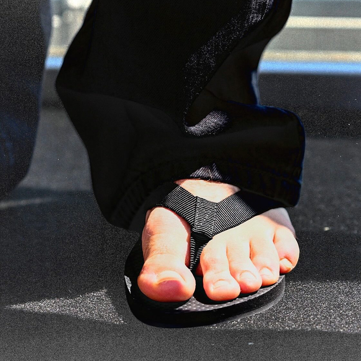 We beg you: stop wearing flip-flops with jeans, it looks terrible