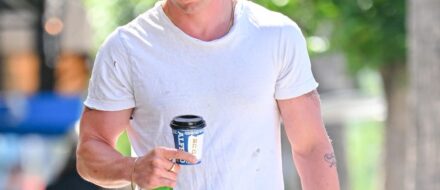 Jeremy Allen White, white, t-shirt