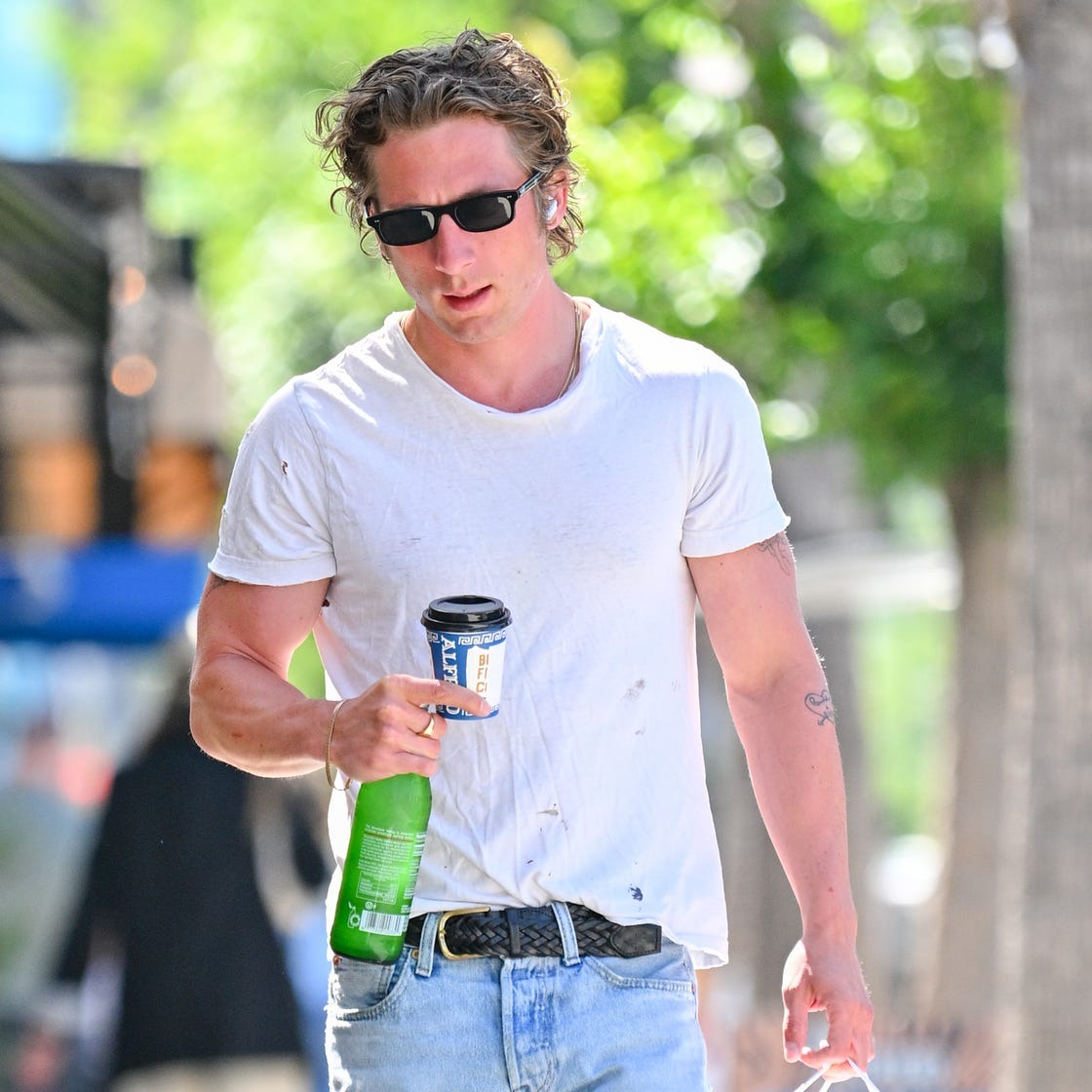 Jeremy Allen White, white, t-shirt