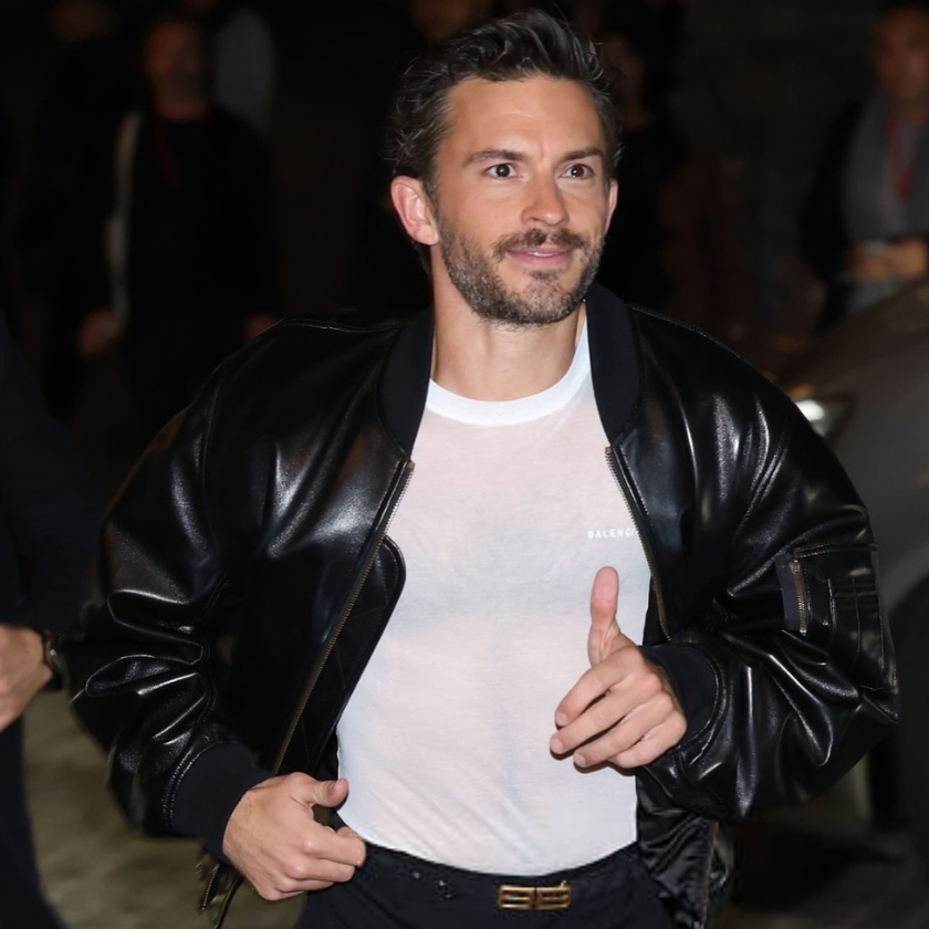 jonathan bailey wicked for good red carpet